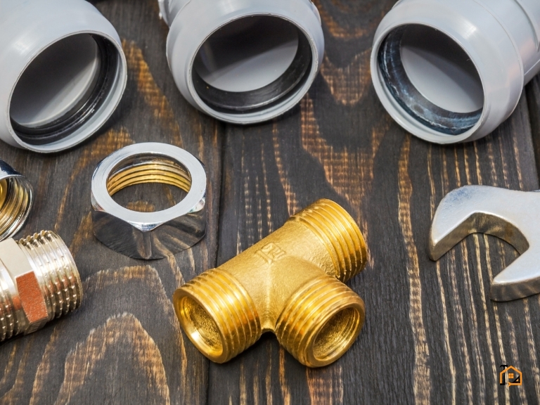 Zestaw elementów instalacji hydraulicznej na stole warsztatowym