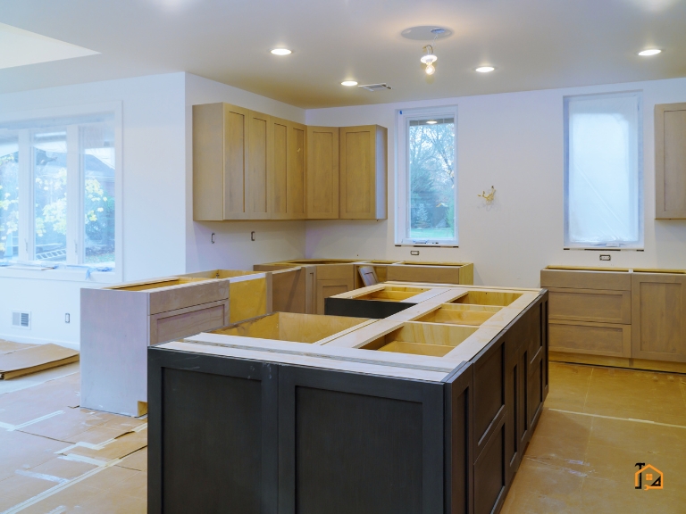Montaż nowej zabudowy kuchennej w trakcie prac wykończeniowych