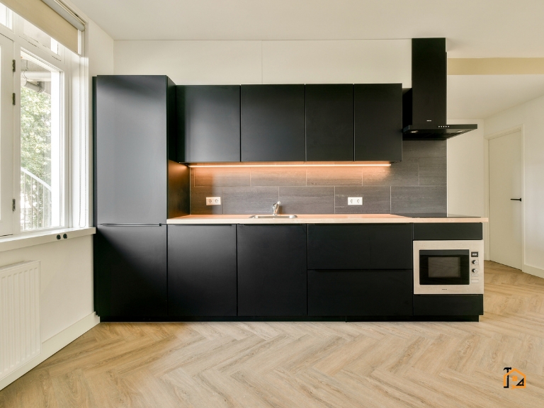 Nowoczesna kuchnia w czarnej zabudowie z oświetleniem LED