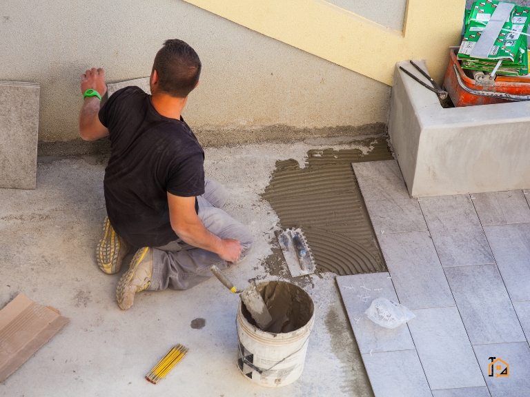 Układanie płytek na tarasie z użyciem zaprawy klejowej