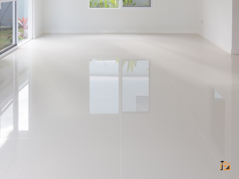 Połyskująca podłoga wyłożona dużymi płytkami gresowymi